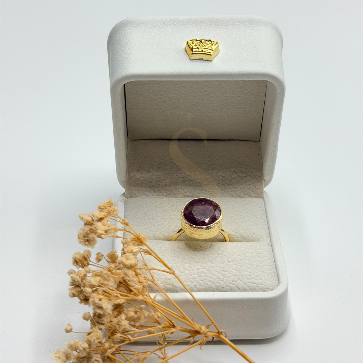 Red ruby Surkh Yaqoot natural stone ring in a Sakinah presentation box, front view