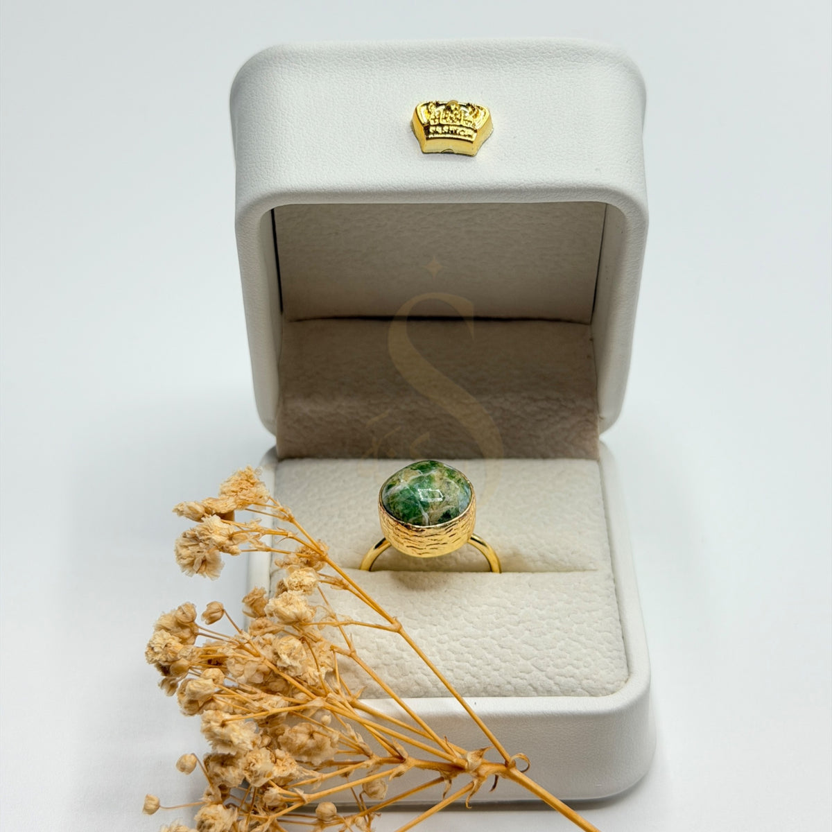 Green Banded Calcite natural stone ring in a Sakinah presentation box, front view