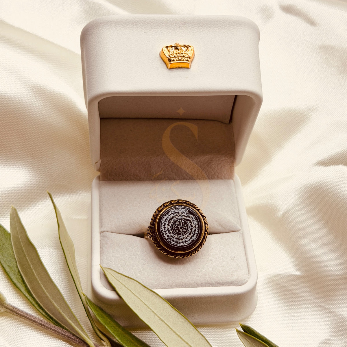 Medium black aqeeq brass ring with circular Ayatul Kursi calligraphy, presented in a Sakinah ring box