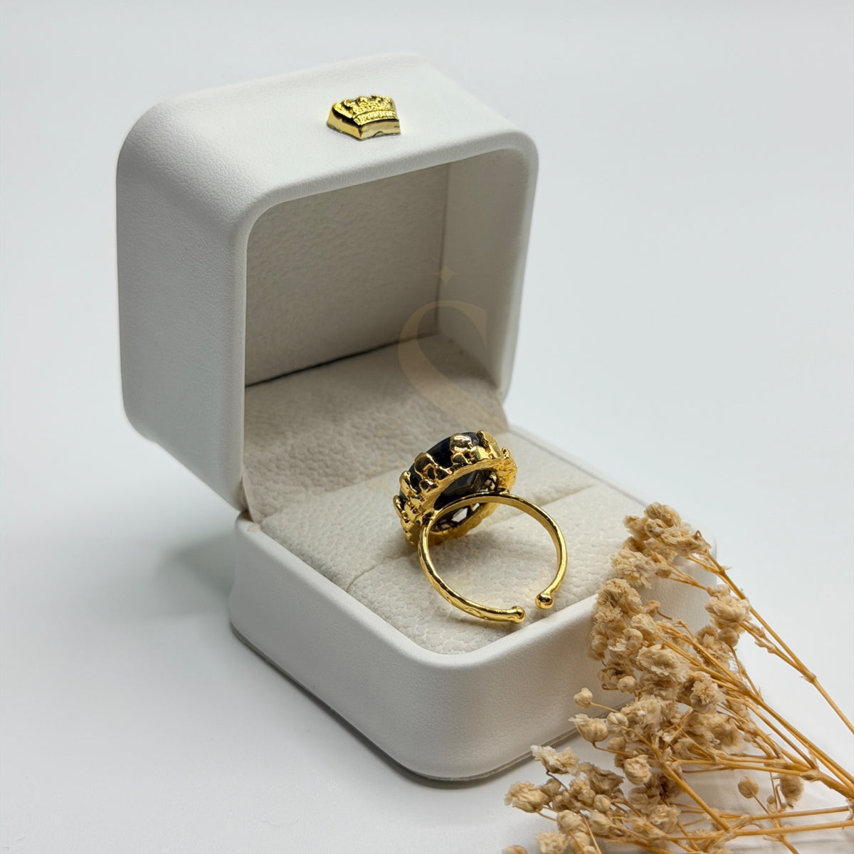 Rear view of the black and grey Sulemani Aqeeq ring showing its adjustable gold plated band