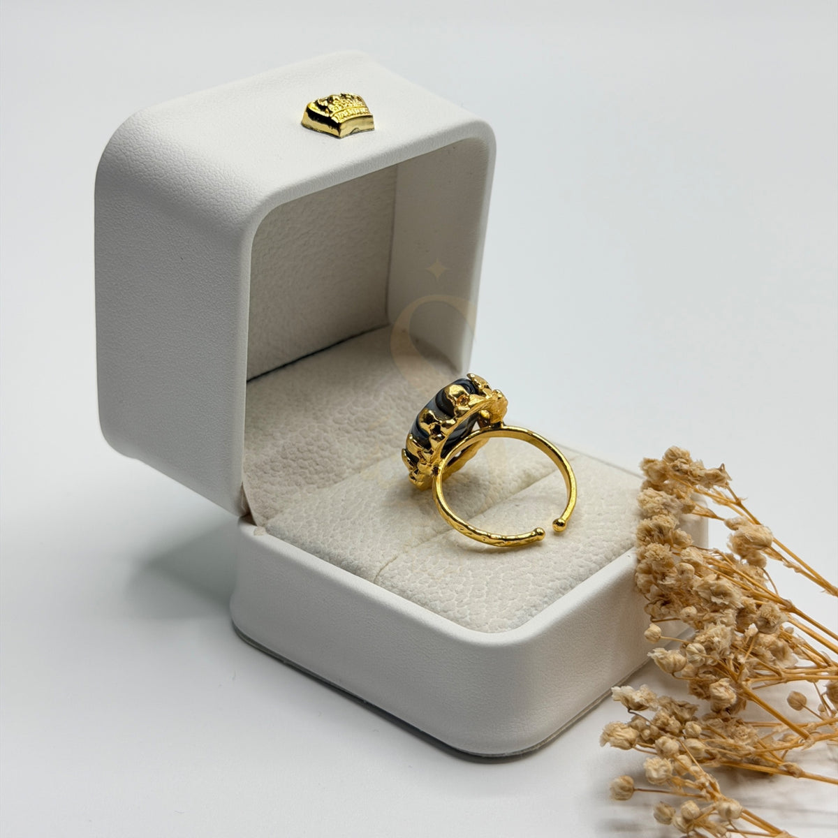 Rear view of the black and white Sulemani Aqeeq ring showing its adjustable gold plated band