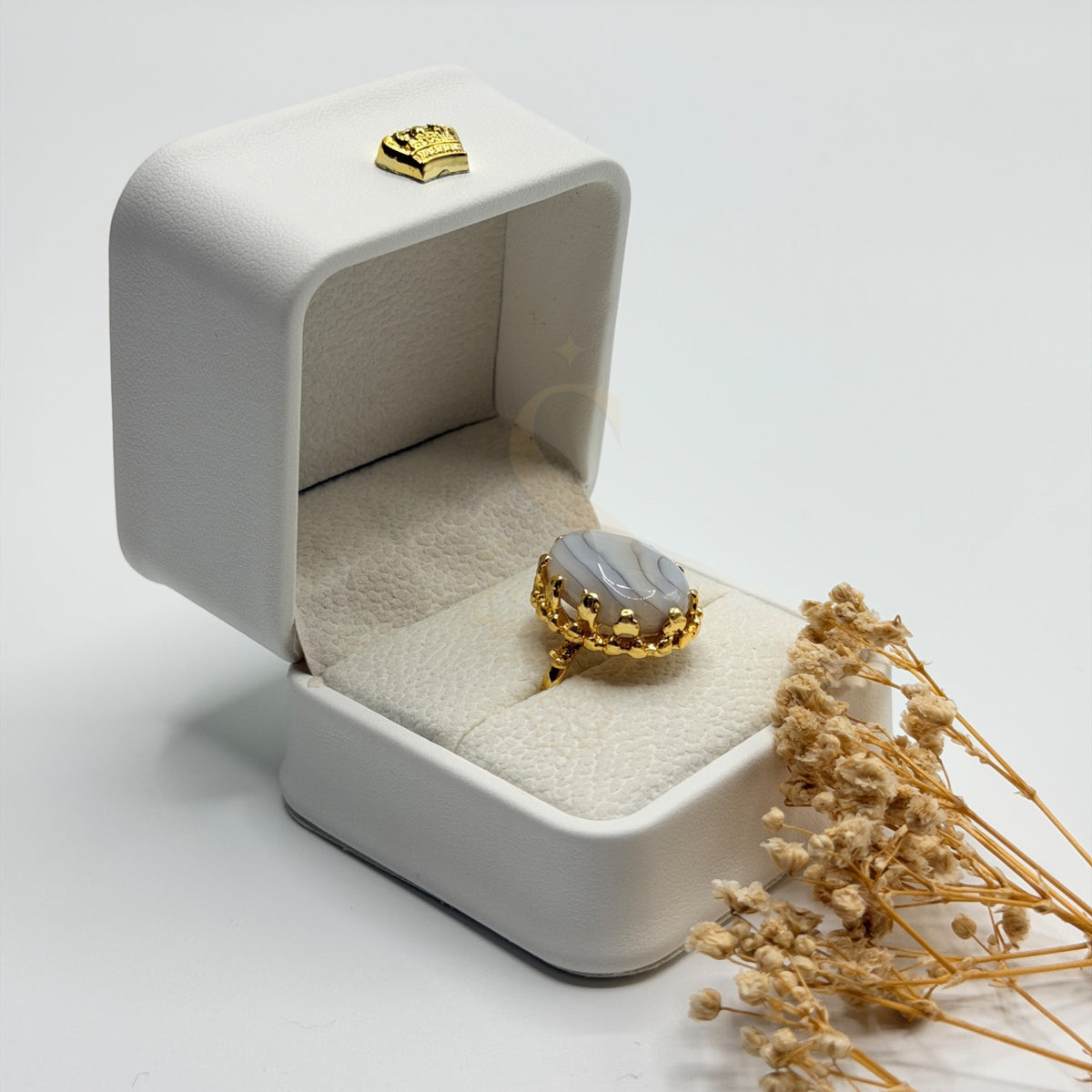 Side view of the white banded Sulemani Aqeeq and ornate gold plated handmade setting